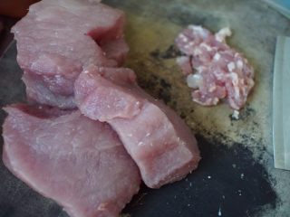 洋参瘦肉鸡汤面,猪肉去筋膜切成薄片
