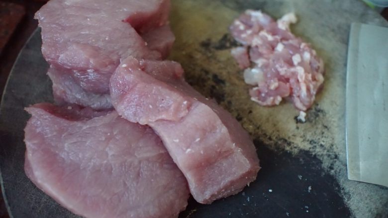 洋参瘦肉鸡汤面,猪肉去筋膜切成薄片
