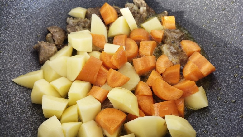 咖喱土豆胡萝卜炖牛肉,加入土豆和胡萝卜。