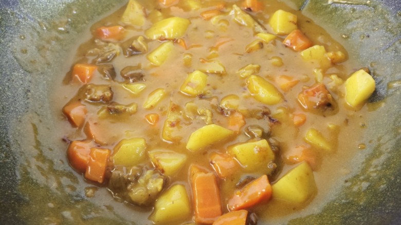 咖喱土豆胡萝卜炖牛肉,盖盖子炖20分钟左右。