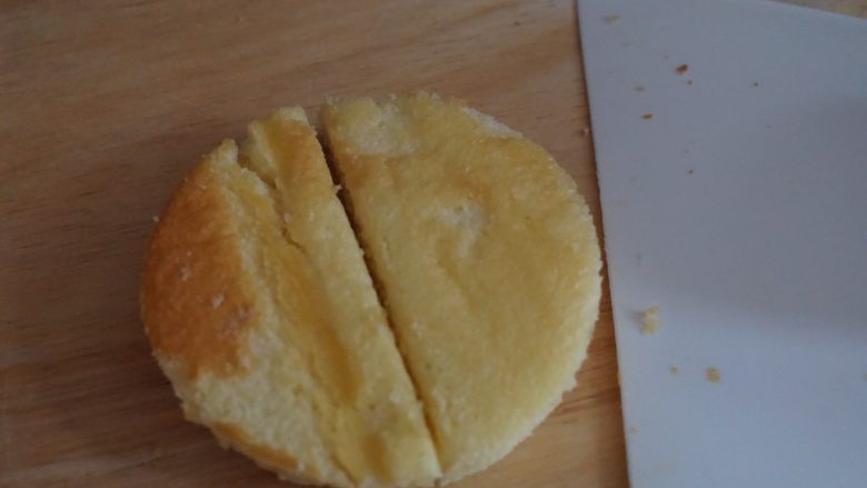 肉松小贝,烤好的蛋糕用模具印出圆形蛋糕，对半切开