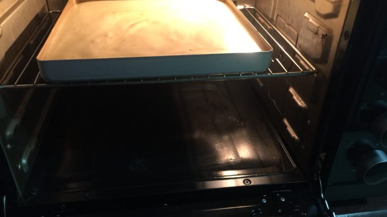 肉松小贝,放入预热好的烤箱中层以150℃上下火烤30分钟