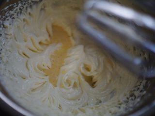 西瓜酥,再分次少量加入蛋液，每次要将鸡蛋液充分搅打入黄油里再加入鸡蛋液
