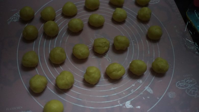 西瓜酥,冷藏好的面团取出分成30g大小的圆球
