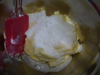 西瓜酥,黄油切小块放入打蛋盆里室温软化后加入糖粉用刮刀搅拌均匀