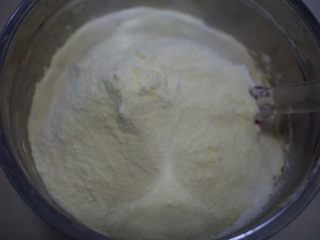 西瓜酥,然后筛入低筋面粉和中筋面粉