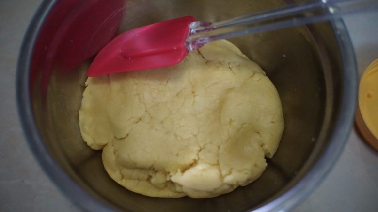 西瓜酥,用刮刀搅拌至均匀无干面粉状即可放入冰箱冷藏30分