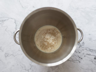奶味十足的鲜奶排包,把中种面团的材料按顺序倒入面包机或厨师机揉面缸中