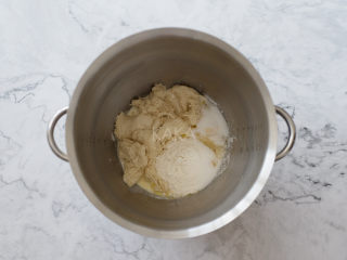 奶味十足的鲜奶排包,把发酵好的面团撕成一块块，与主面团材料混合