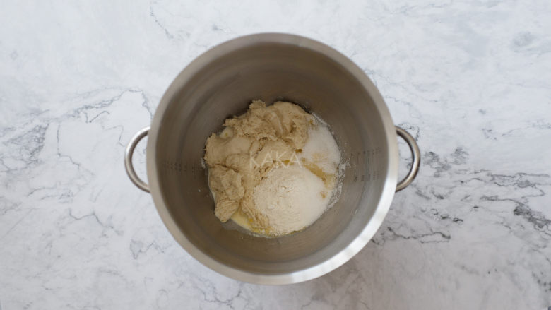 奶味十足的鲜奶排包,把发酵好的面团撕成一块块，与主面团材料混合