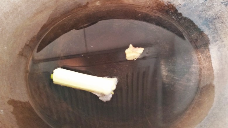 耙耙菜（PaPa菜） ,锅里放适量的清水，放入葱姜开火烧水。