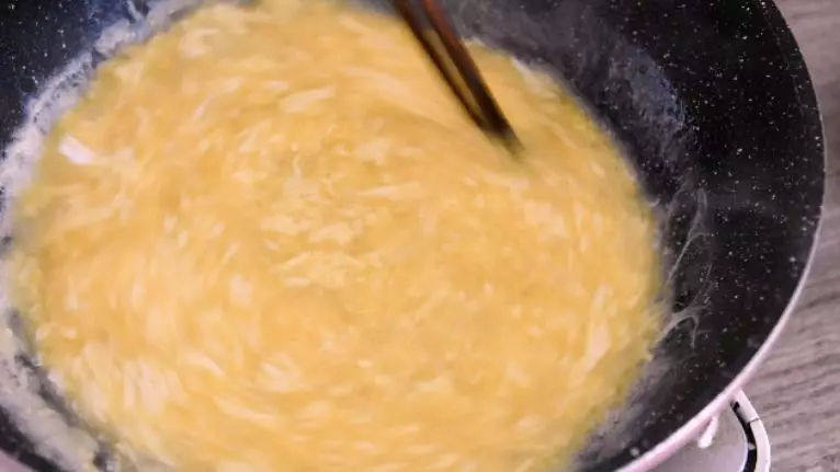 传统鲁菜:溜黄菜 松软香醇 回味无穷,倒入蛋液，中火搅拌均匀