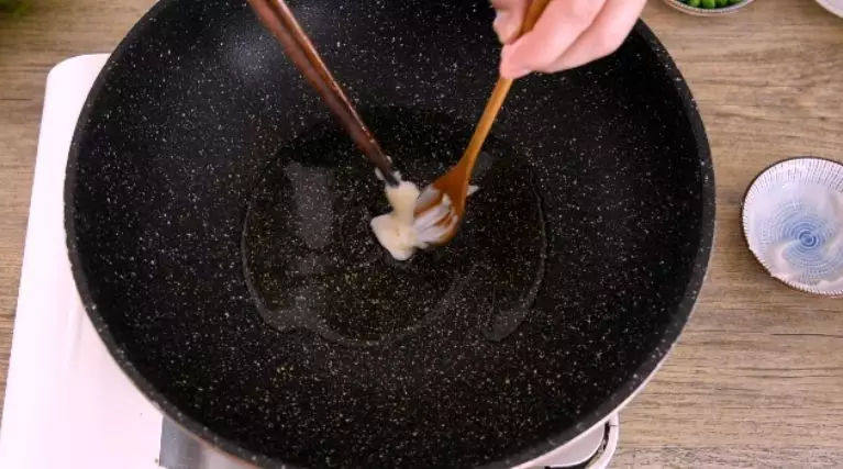 传统鲁菜:溜黄菜 松软香醇 回味无穷,热锅冷油，下猪油炒化