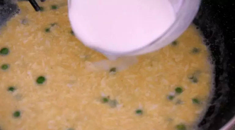 传统鲁菜:溜黄菜 松软香醇 回味无穷,随后分次加入水淀粉勾芡