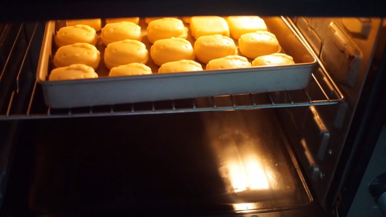 凤梨酥,
最后烤箱预热，将印好的凤梨酥放入烤盘中，置入烤箱中层以下火180℃，上火190℃烤20分钟