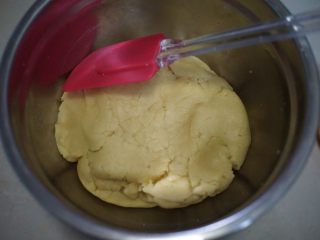 凤梨酥,用刮刀搅拌至均匀无干面粉状即可放入冰箱冷藏30分钟
