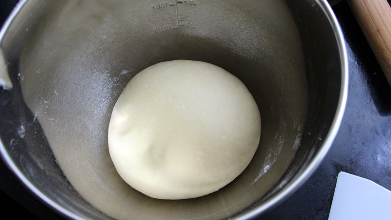 香甜热狗面包,将面团揉成能撑出厚膜的状态即可。盖上保鲜膜，将面团置于28度的环境中发酵一小时，面团发酵至原来的两倍大。