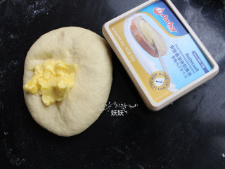 香甜热狗面包,揉搓成均匀的面团，然后加入黄油。