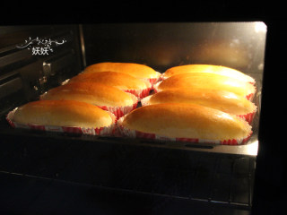 香甜热狗面包,烤箱提前预热，170度，上下火，中层，15分钟。