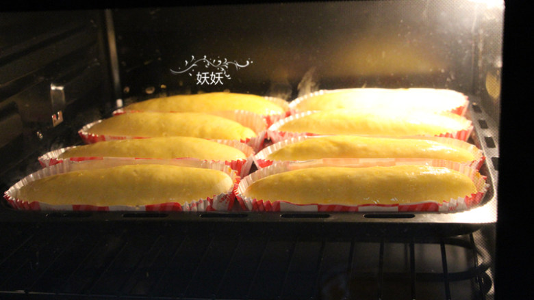 香甜热狗面包,烤的时候注意观察状态，上色到满意的程度即可，时间和温度都可以根据自己烤箱的脾气调节，控制在170到180度，15到18分钟的样子。