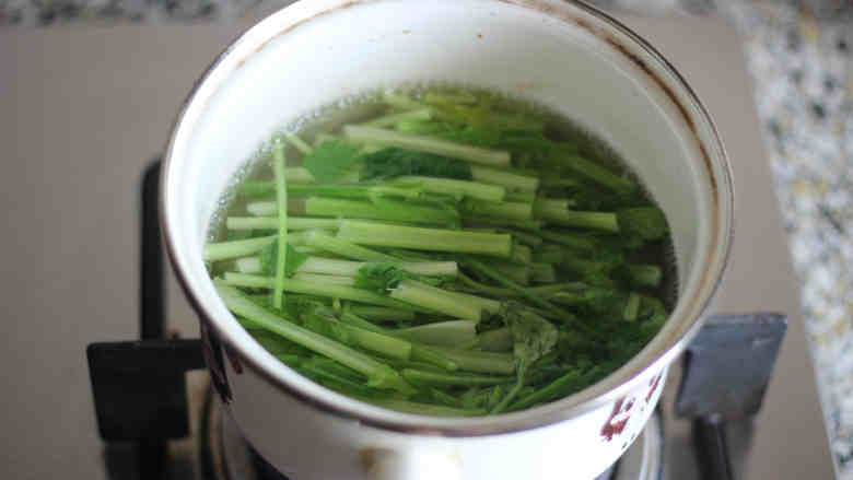爽口芹菜,烧一锅水，当水沸后倒入芹菜，灼烫约1分钟，然后捞出