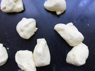 香甜热狗面包,将发酵好的面团分成8等份。