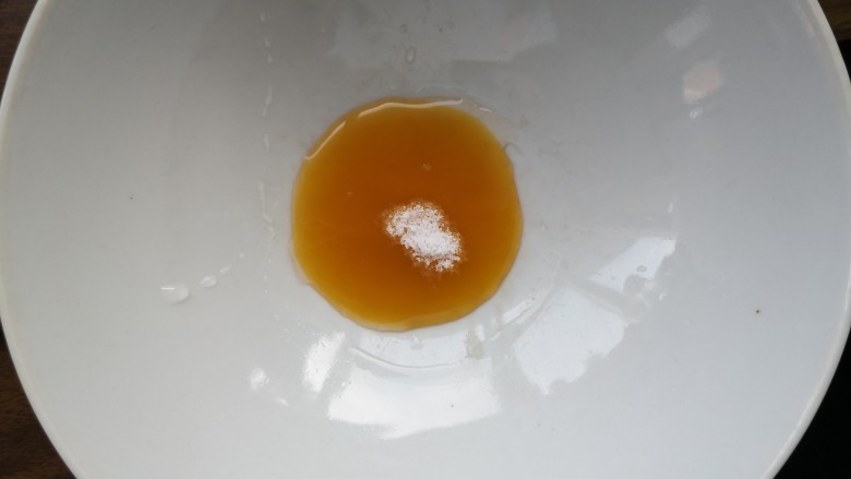 鸡汁龙须面,碗中倒入鸡汁调味料和一点点盐，用下面的热水调开。