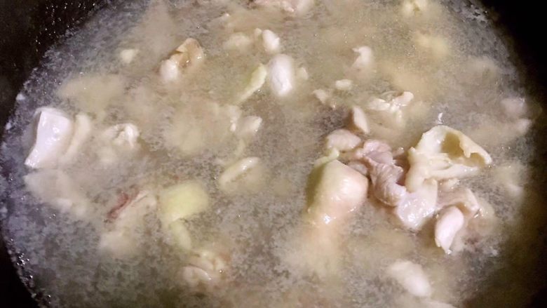 咖喱鸡腿时蔬饭,锅中烧开水倒入鸡块焯水去除杂质和油脂后立即放入冷水中过凉使肌肉紧张有弹性