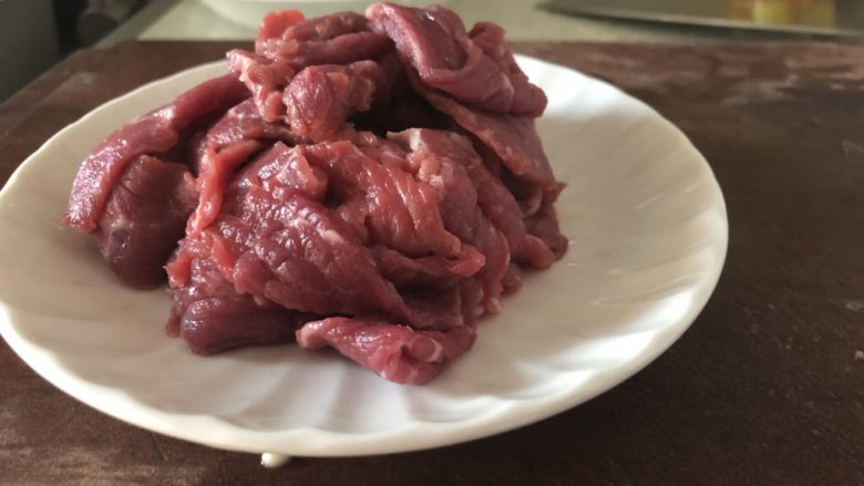 秋葵炒牛肉,切薄片