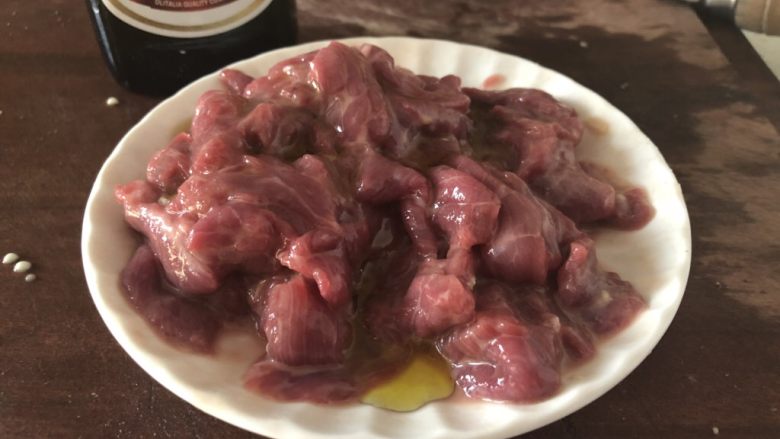 秋葵炒牛肉,搅拌好的牛肉在加入少量橄榄油