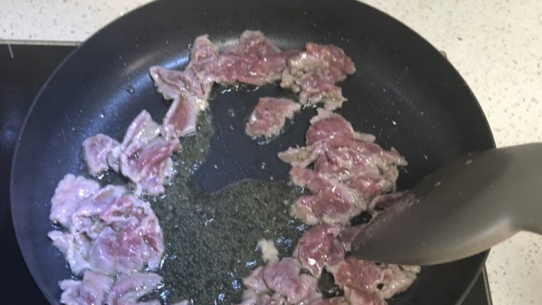 秋葵炒牛肉,热油锅，翻炒牛肉片，过一半的变色后，盛出来