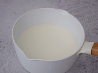 牛奶布丁,纯牛奶加入白糖，放到炉上小火加热至白糖融化