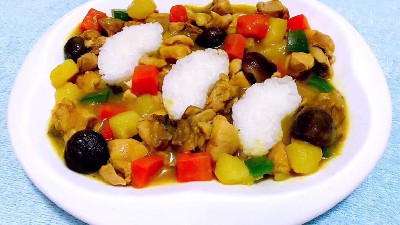 咖喱鸡腿时蔬饭,咖喱鸡腿时蔬汤汁均匀的淋在米饭周围