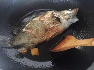 糖醋桂鱼,烧制过程中，可以拿锅铲把酱汁淋到鱼身上