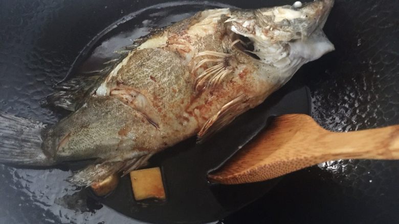 糖醋桂鱼,烧制过程中，可以拿锅铲把酱汁淋到鱼身上