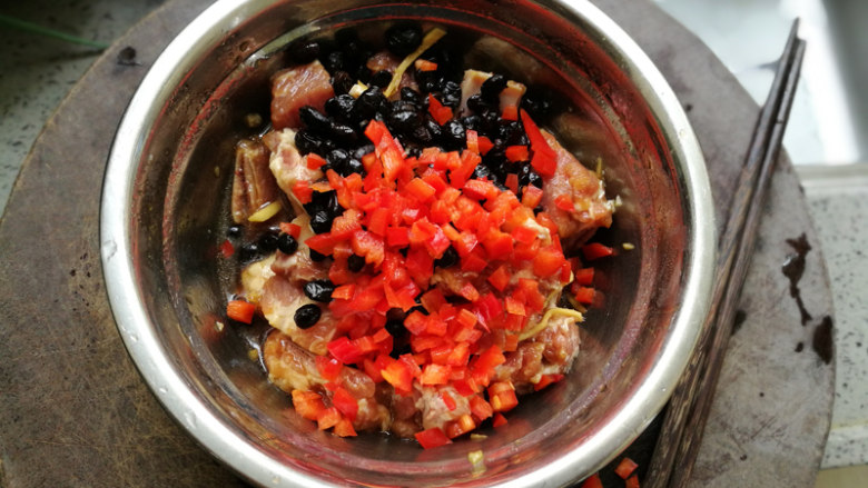 豆豉蒸排骨--快手营养蒸菜    ,取出腌制的排骨，调入豆豉和小尖椒并拌均匀