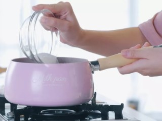 抹茶布丁,牛奶和细砂糖用奶锅煮至微沸。