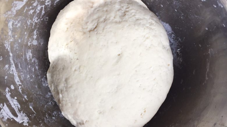 南瓜黑木耳素馅馅饼,一点点加水，先揉成絮状，再揉成面团，放在温暖的地方发酵