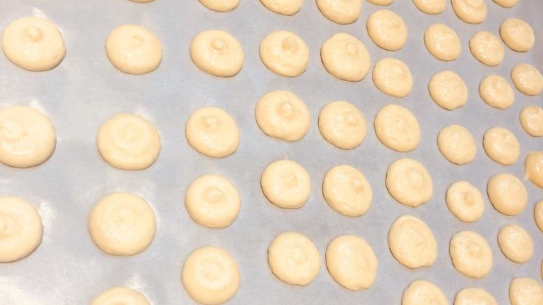 鸡蛋小饼干,烤盘垫上硅油纸，将面糊挤入烤盘中，注意每个饼干之间要有一定空隙，因为烤的时候还会膨胀。