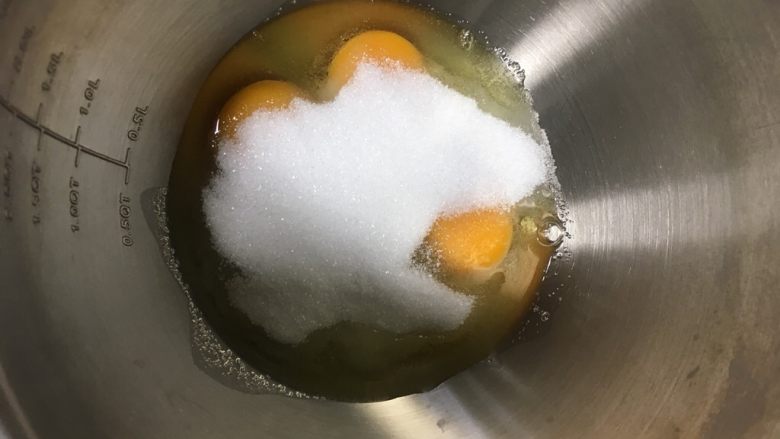 宝宝辅食之海绵蛋糕,在打蛋盆中先倒入鸡蛋，再倒入白砂糖