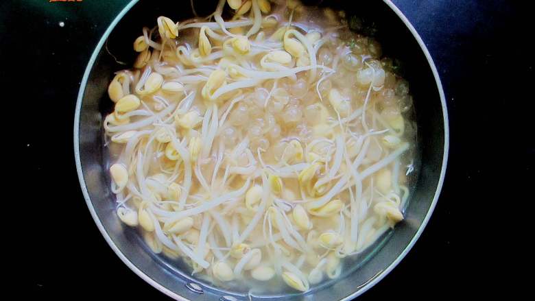 香辣干煸黄豆芽,豆芽焯水，煮到九成熟。这样做是为了去掉豆腥味