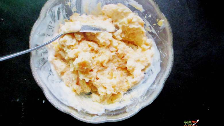 红薯酸奶盆栽蛋糕,然后用勺子将红薯碾压成细腻的红薯泥，喜欢吃甜的，可以放入白糖搅拌