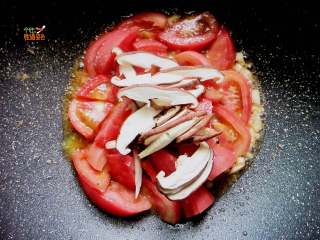 番茄鸡蛋手擀面,番茄炒出汁之后加入鲜菇片翻炒