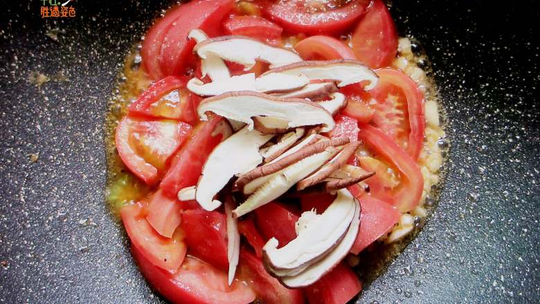 番茄手擀面,番茄炒出汁之后加入鲜菇片翻炒