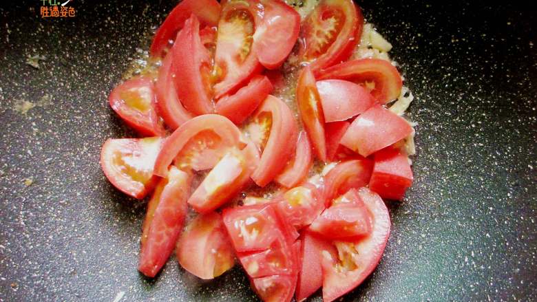 番茄手擀面,热锅冷油，煸香葱花、蒜末，放入西红柿炒至出汁，加入盐3g、糖2g调味煮至出汁
