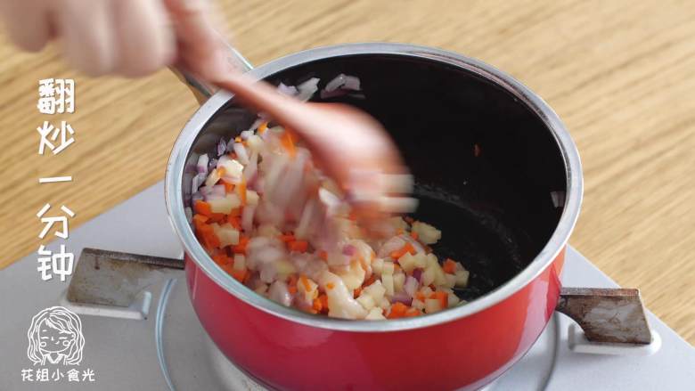 奶炖鲜蔬鸡肉18m+,加入土豆和胡萝卜，翻炒一分钟。