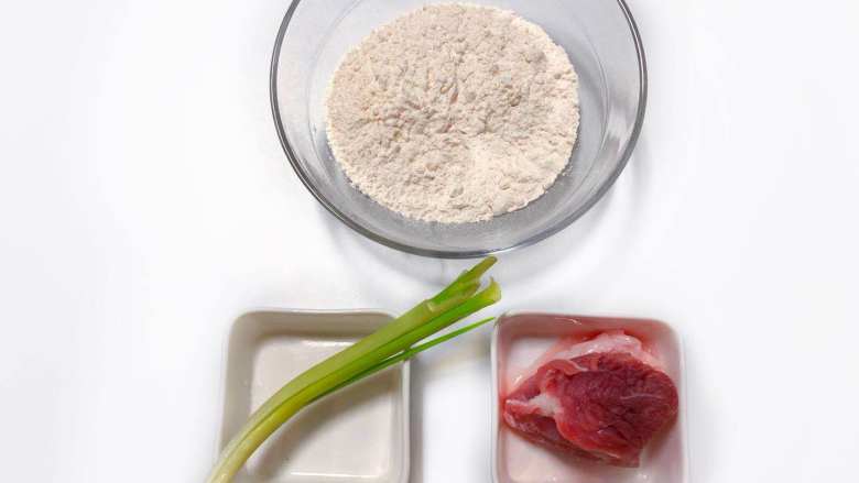 【宝宝辅食】鲜肉小馄饨,准备食材：猪肉 100 g、普通面粉 100 g、清水 50 g、香葱 1段