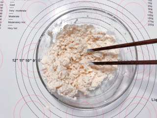 【宝宝辅食】鲜肉小馄饨,50 g清水慢慢倒入面粉中，同时用筷子搅拌成面絮状