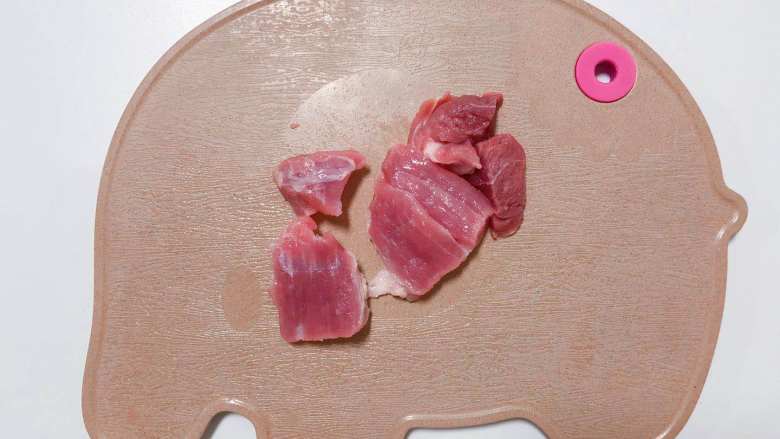 【宝宝辅食】鲜肉小馄饨,醒面的过程，开始准备肉馅，猪肉切成小块