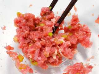 【宝宝辅食】鲜肉小馄饨,用筷子搅拌上劲，上劲后肉质会更加鲜嫩哦
